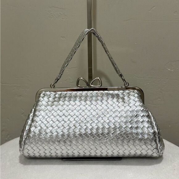 Silver Woven Leather Handmade Unique Bow Shaped Kisslock Baguette Bag/Crossbody - Picture 3 of 16